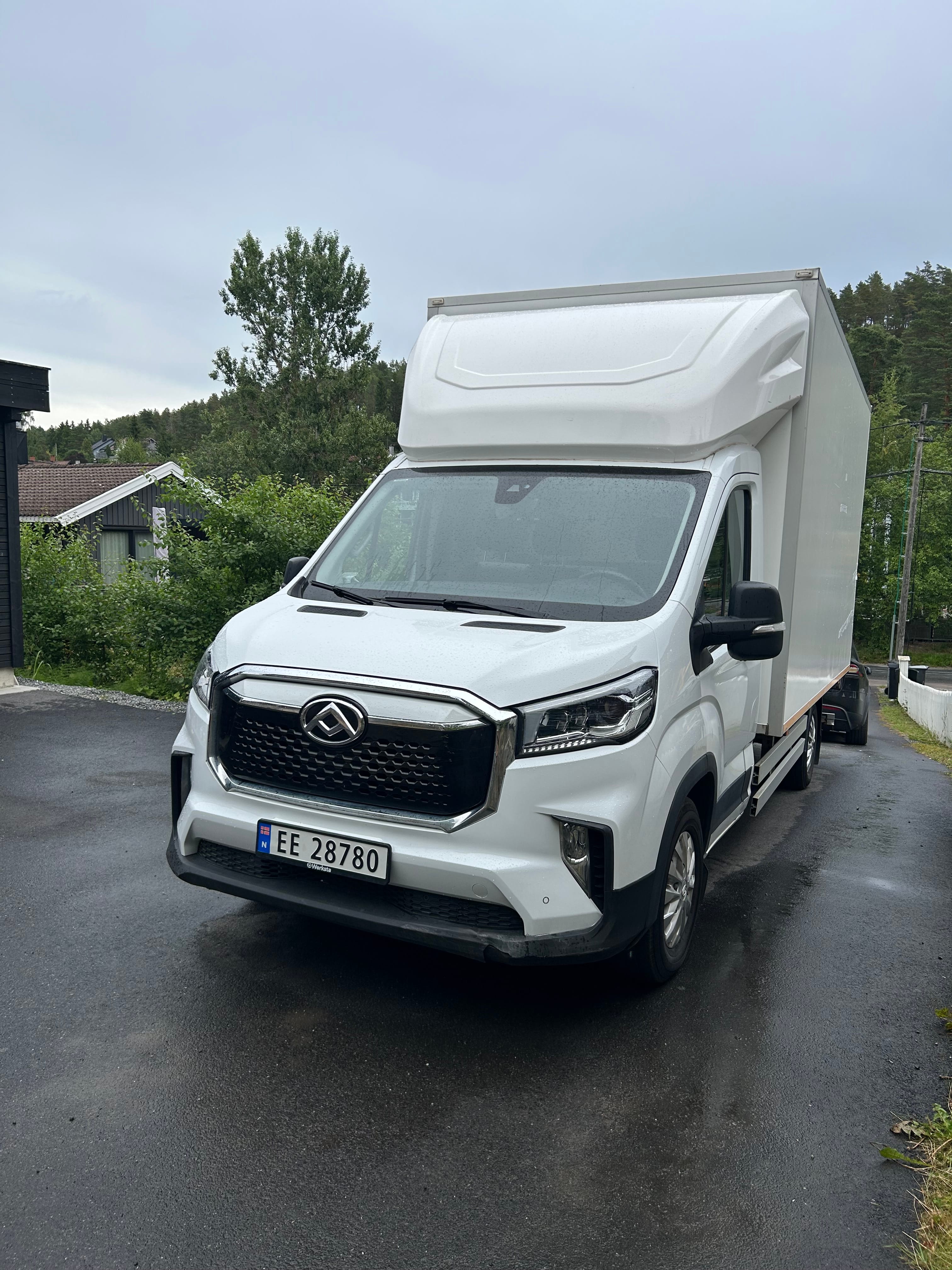 Maxus eDeliver 9 skapbil med løftelem